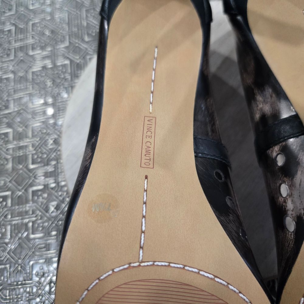 š¢ VinceāCamuto Dark Patterned Heels - Picture 6 of 17